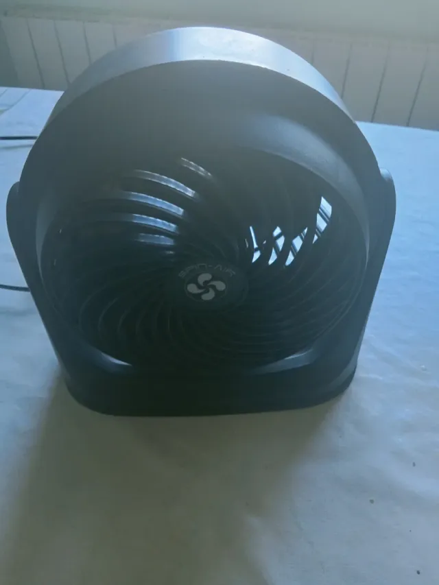 Ventilador pequeño gris y ventilador grande