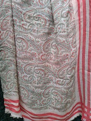 Pañuelo beige y rojo estampado