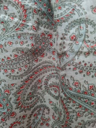Pañuelo beige y rojo estampado