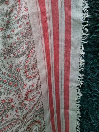 Pañuelo beige y rojo estampado