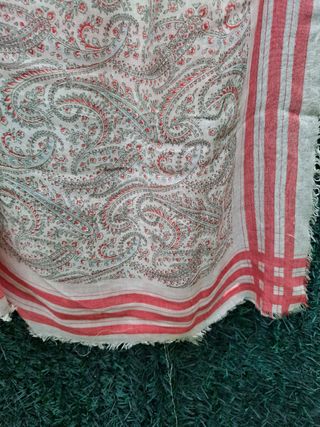 Pañuelo beige y rojo estampado