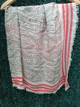 Pañuelo beige y rojo estampado