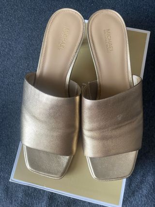 Sandalias Michael Kors doradas, talla 39
