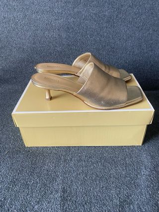 Sandalias Michael Kors doradas, talla 39