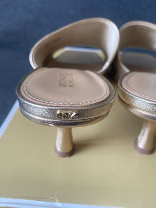 Sandalias Michael Kors doradas, talla 39