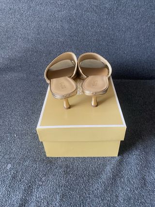 Sandalias Michael Kors doradas, talla 39