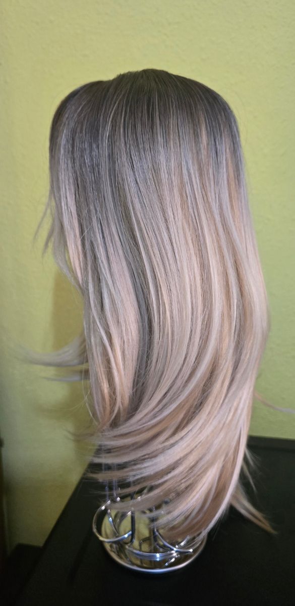 Peluca rubio cenizo y platino,raíces oscuras