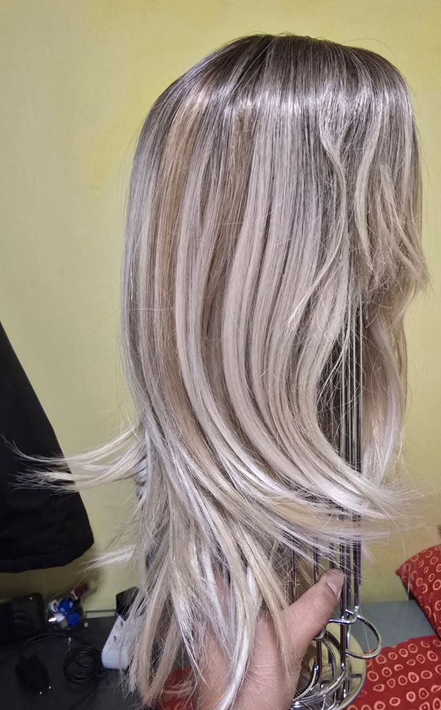 Peluca rubio cenizo y platino,raíces oscuras