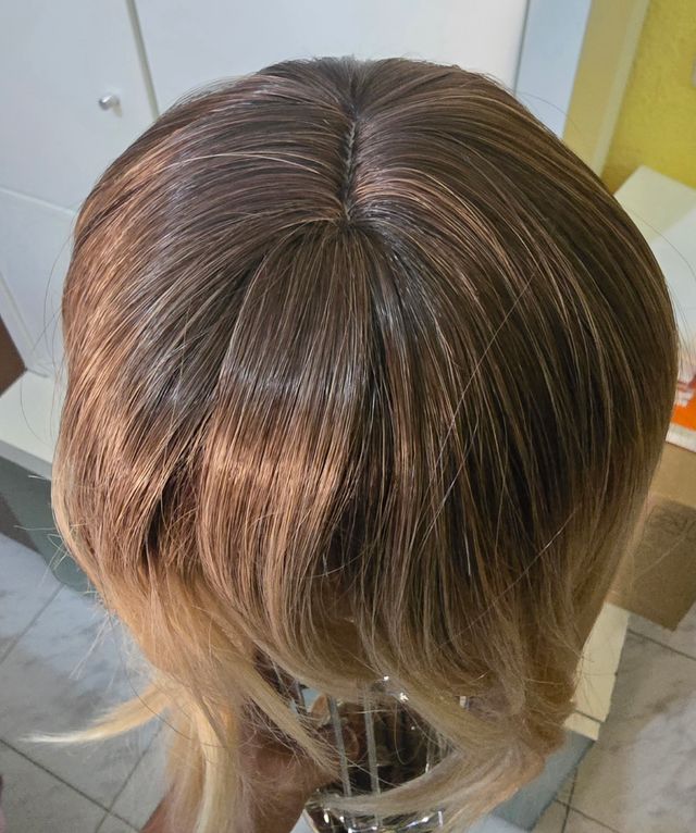 Peluca rubio cenizo y platino,raíces oscuras