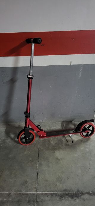 Patinete rojo plegable