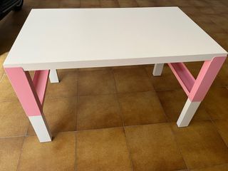 Mesa infantil blanca y rosa