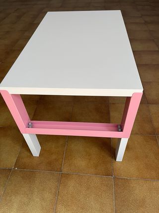 Mesa infantil blanca y rosa