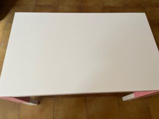 Mesa infantil blanca y rosa