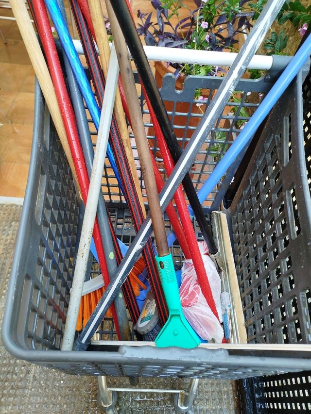 Utensilios limpieza - escobas, fregonas se regalan