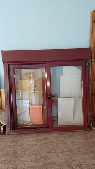 Ventanas y balconera de aluminio color granate