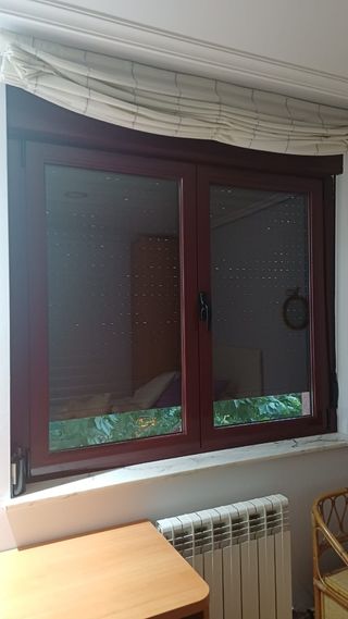 Ventanas y balconera de aluminio color granate