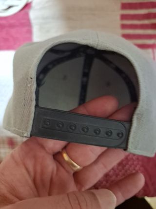 Gorra Supreme gris y negra