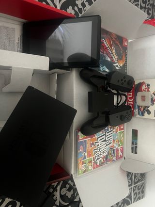 Nintendo Switch + giochi + scheda SD