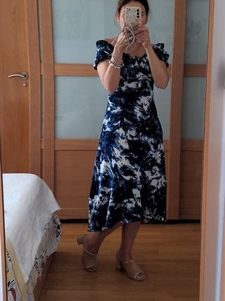 Vestido azul y blanco asimétrico