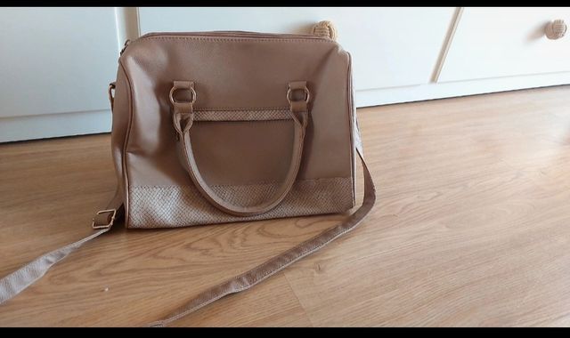 Bolso bandolera y de mano.