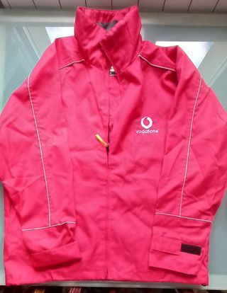 Chaqueta roja marca Printer con logo vodafone