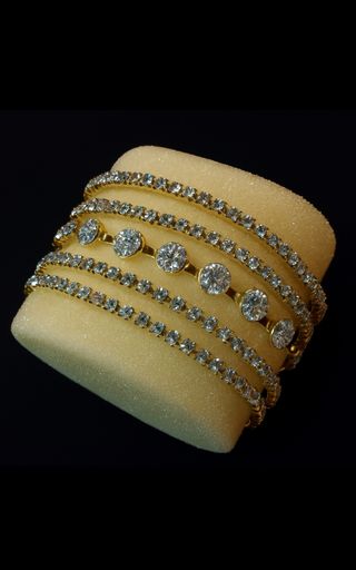 Pulseras doradas con brillantes