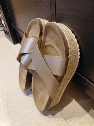 Sandalias Pull&Bear doradas - 38