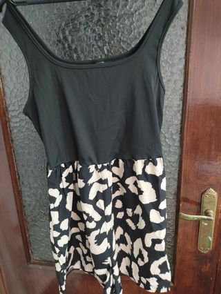 Mono corto Shein negro y beige.