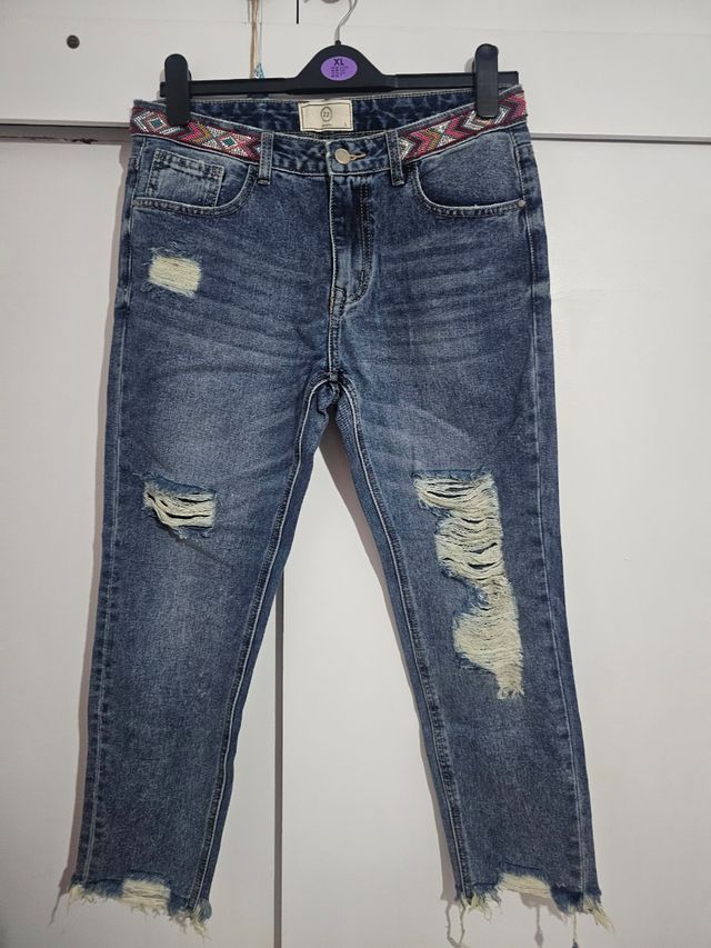 Vaqueros rotos XL con detalle étnico
