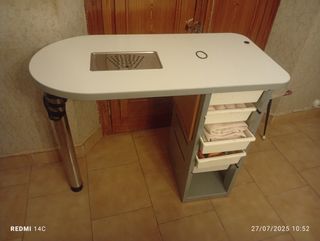 Tavolo per manicure-pedicure grigio e bianco