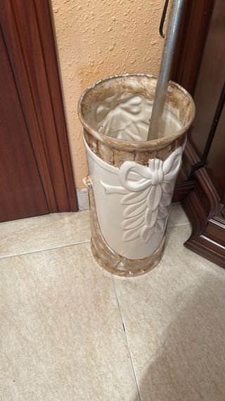 Paraguero cerámico beige y marrón