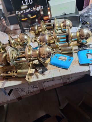 4 pomos dorados redondos