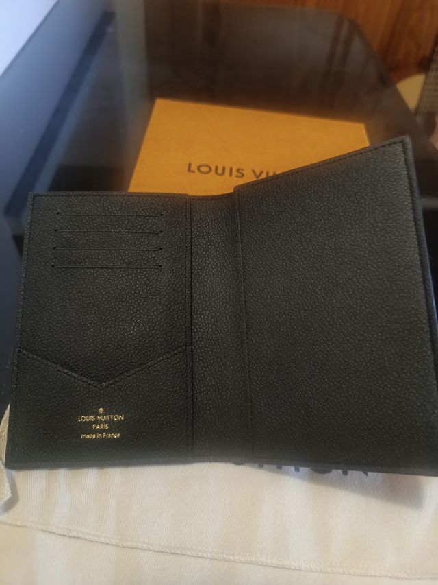 Funda pasaporte LV Louis Vuitton negra