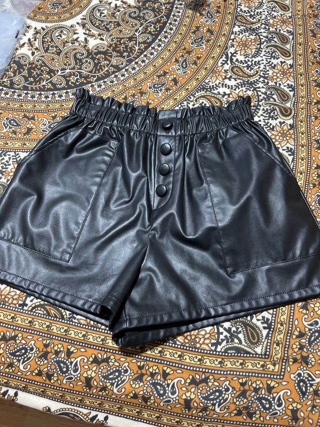 Shorts polipiel negros