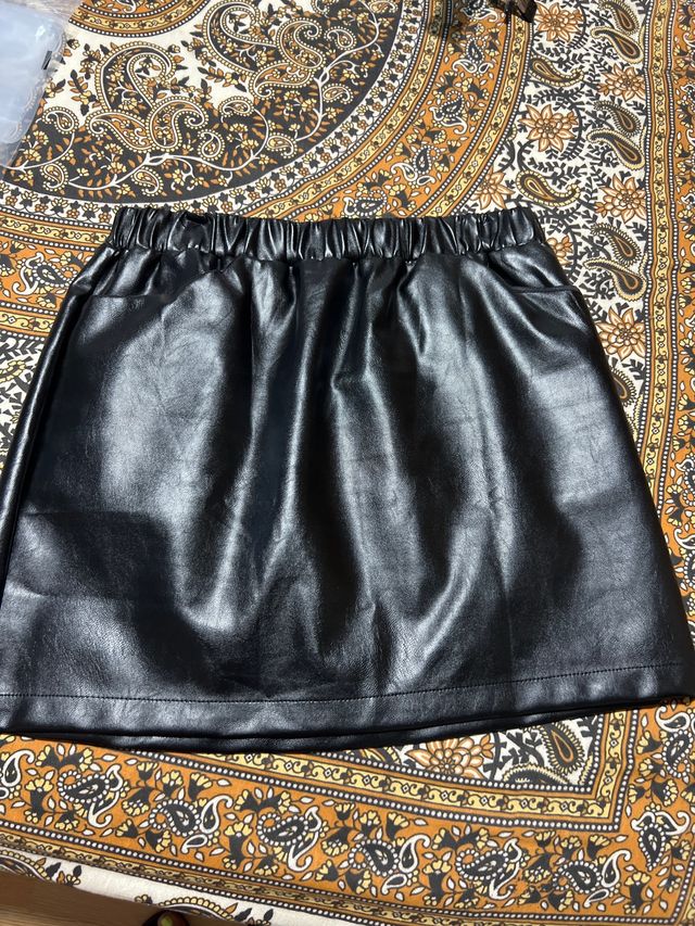 Falda negra polipiel shein