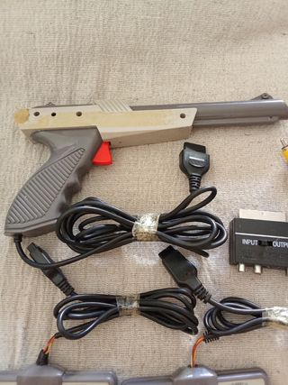 NES: 2 mandos, pistola y adaptador