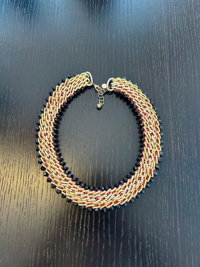 Collar AITA dorado y negro. PVO 69€. 