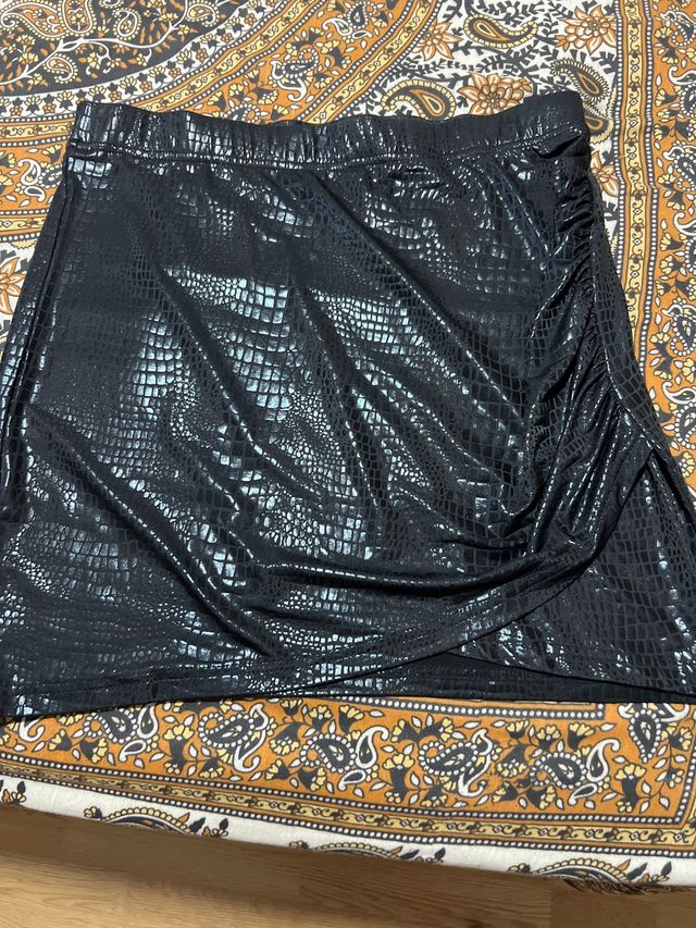 Falda negra efecto serpiente
