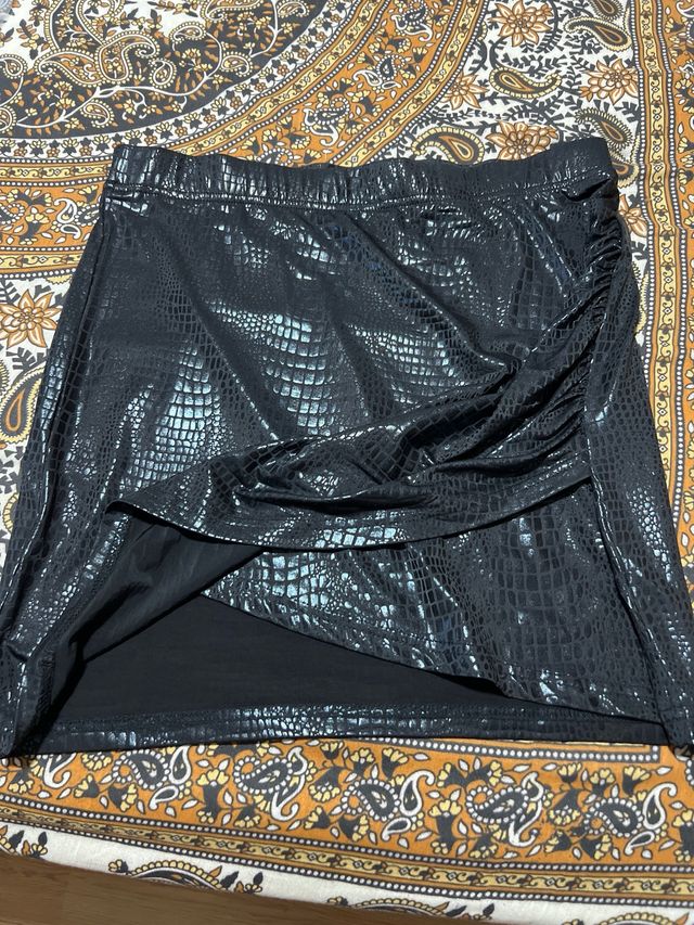Falda negra efecto serpiente