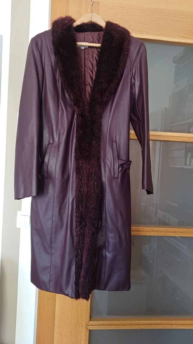Abrigo marrón-púrpura de piel