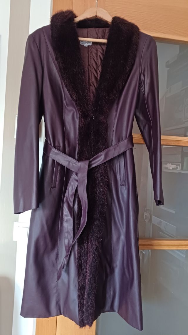 Abrigo marrón-púrpura de piel