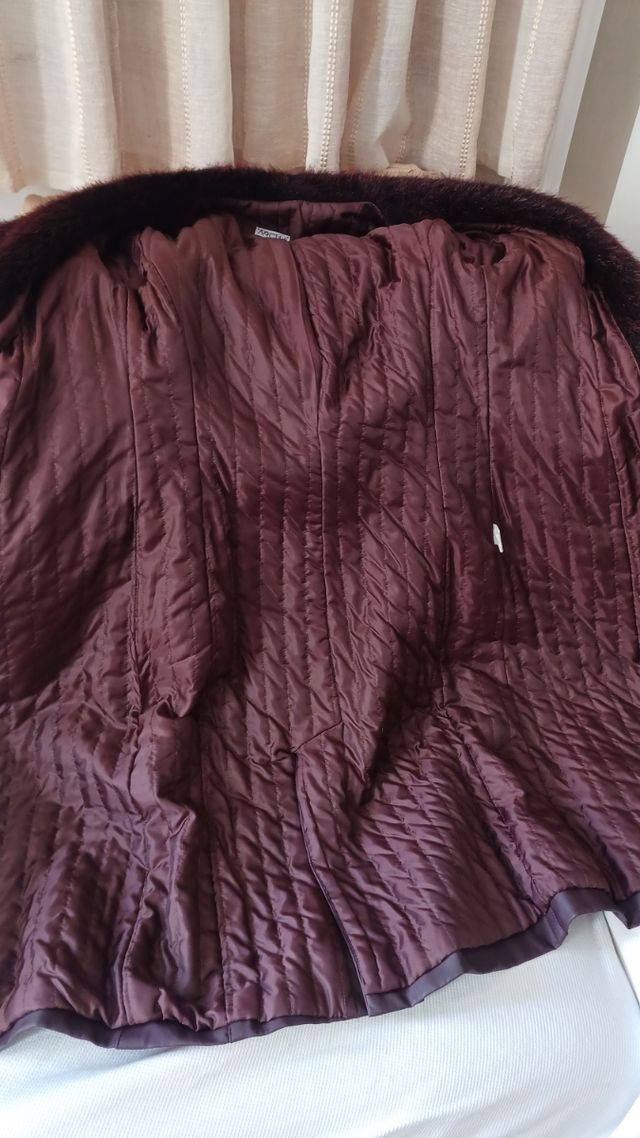 Abrigo marrón-púrpura de piel