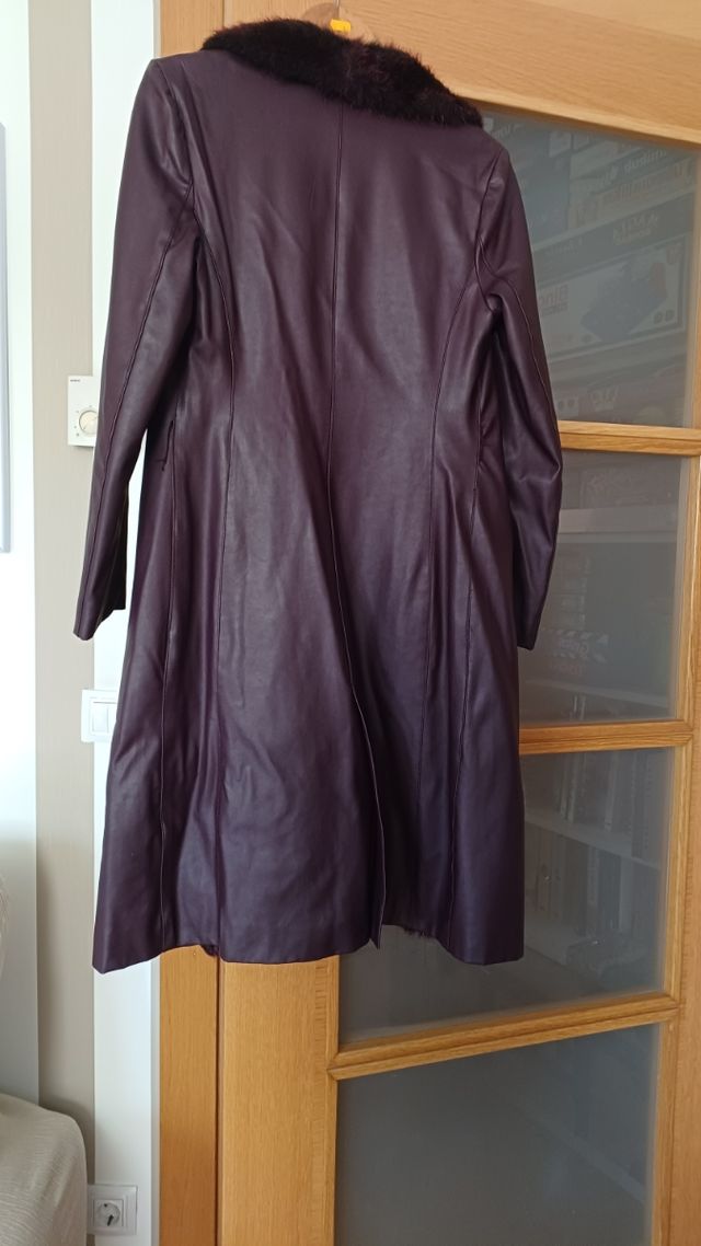 Abrigo marrón-púrpura de piel
