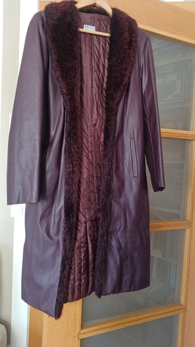 Abrigo marrón-púrpura de piel