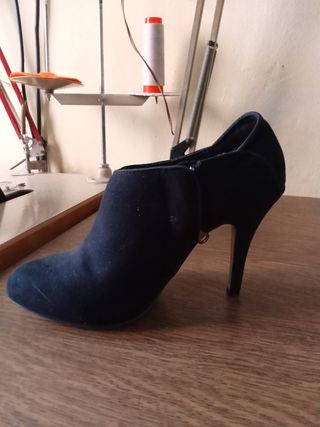 Botín negro tacón fino y zapatos azules  y sandali