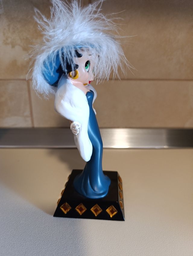 Statuina di Betty Boop. È alta circa cm. 18