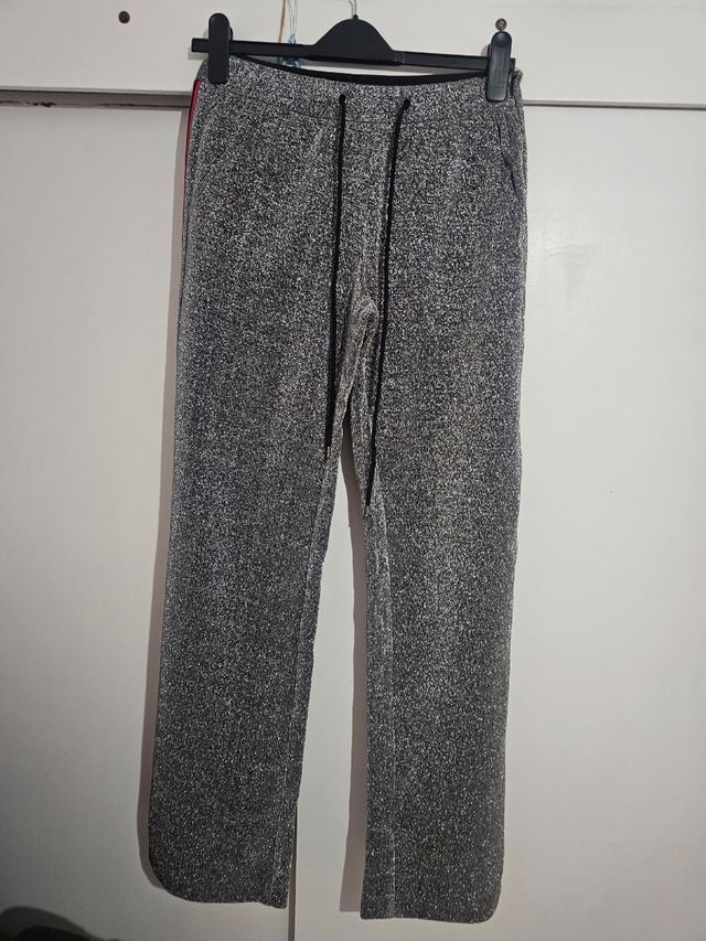 Pantalones deportivos plateados