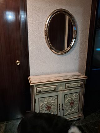 Mueble recibidor antiguo beige y dorado