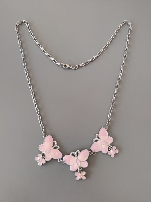 Collana con farfalle rosa in metallo