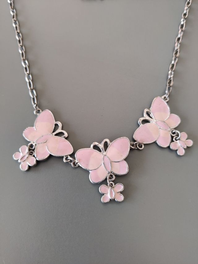 Collana con farfalle rosa in metallo